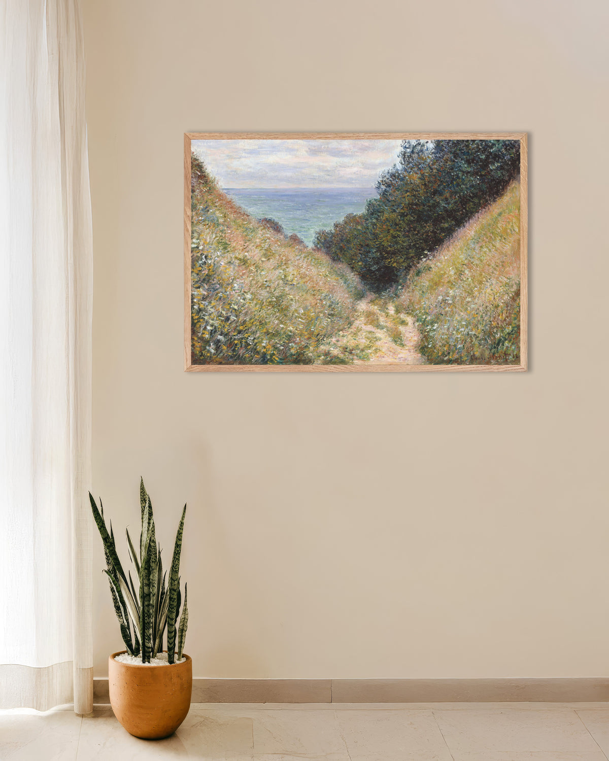Poster Holle weg bij La Cavée, Pourville (1882) van Claude Monet met naturel houten lijst