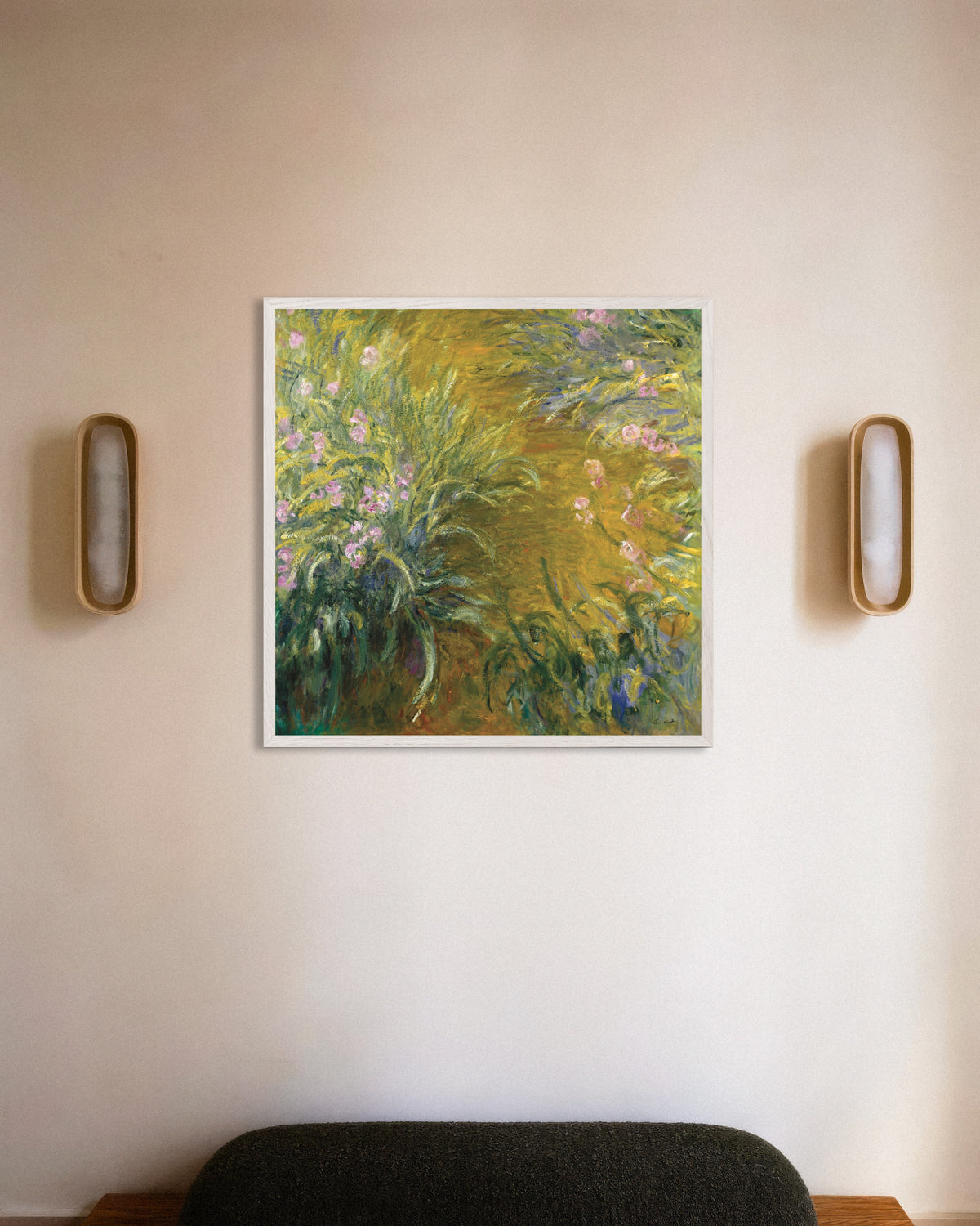 Poster Het pad door de irissen (1914–1917) van Claude Monet met witte houten lijst