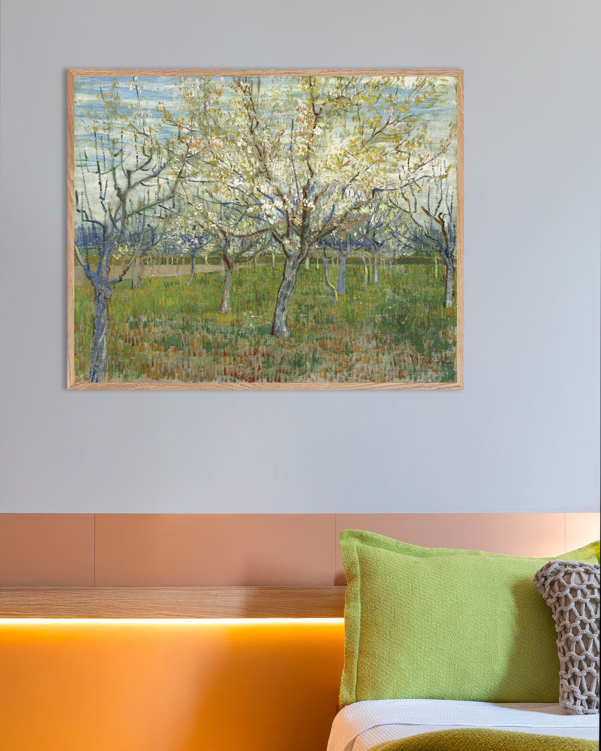 Poster van De roze boomgaard (1888) van Vincent van Gogh, met lijst van naturel hout