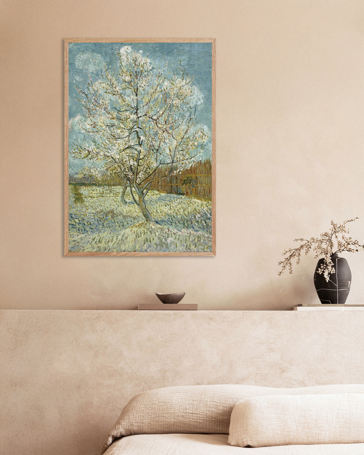 Poster van De roze perzikboom (1888) van Vincent van Gogh, met naturel houten lijst