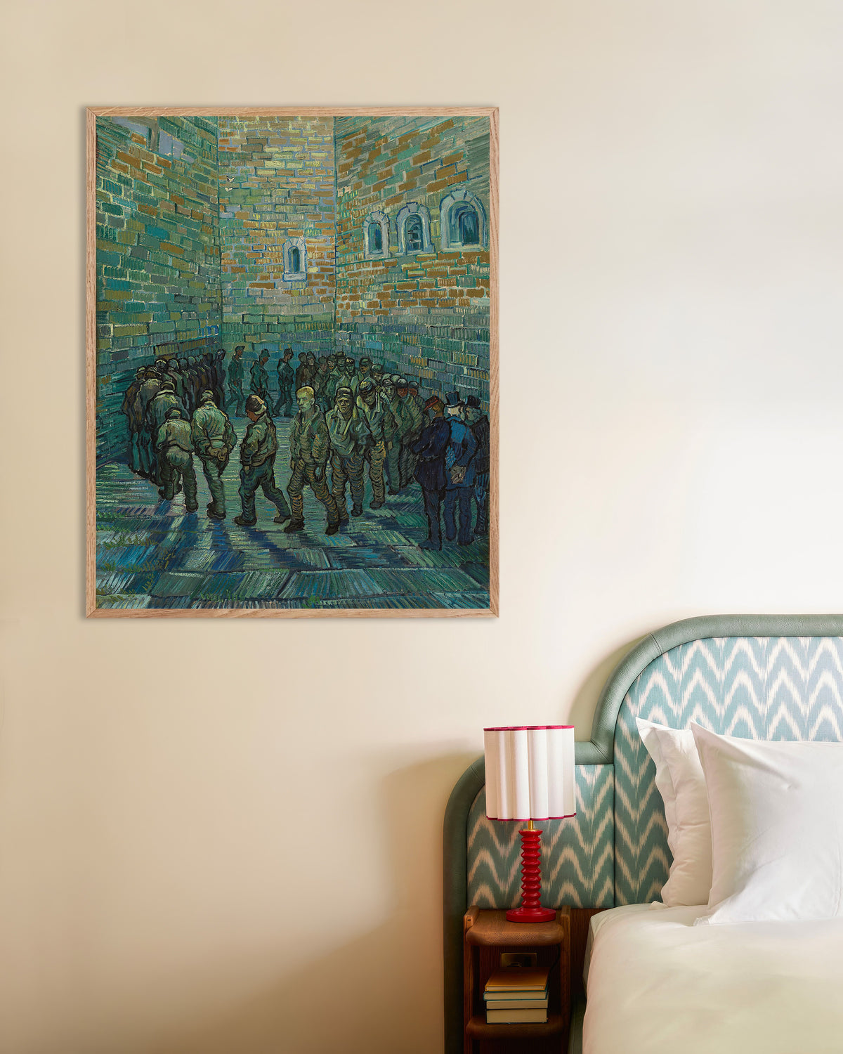 Poster van De gevangeniskoer, naar Doré (1890), van Vincent van Gogh, met naturel houten lijst
