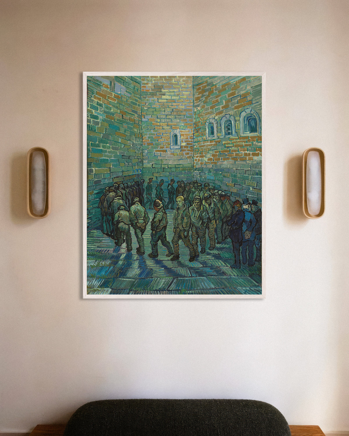 Poster van De gevangeniskoer, naar Doré (1890), van Vincent van Gogh, met witte houten lijst
