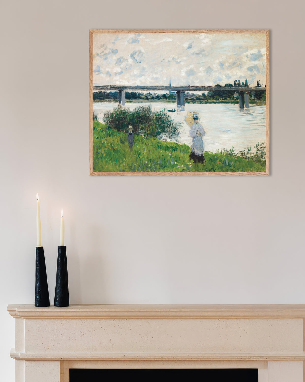 Poster Wandeling bij de spoorbrug, Argenteuil (1874) van Claude Monet met naturel houten lijst