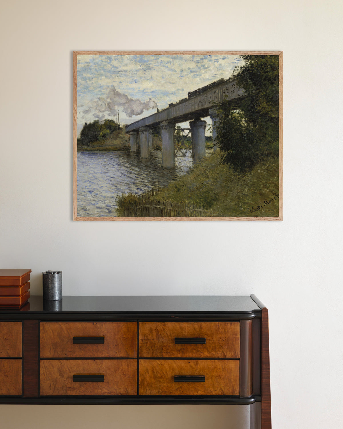 Poster De spoorbrug bij Argenteuil (1873–1874) van Claude Monet met naturel houten lijst