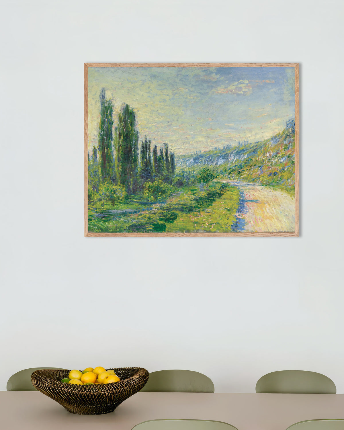 Poster De weg bij Vétheuil (ca. 1880) van Claude Monet met naturel houten lijst