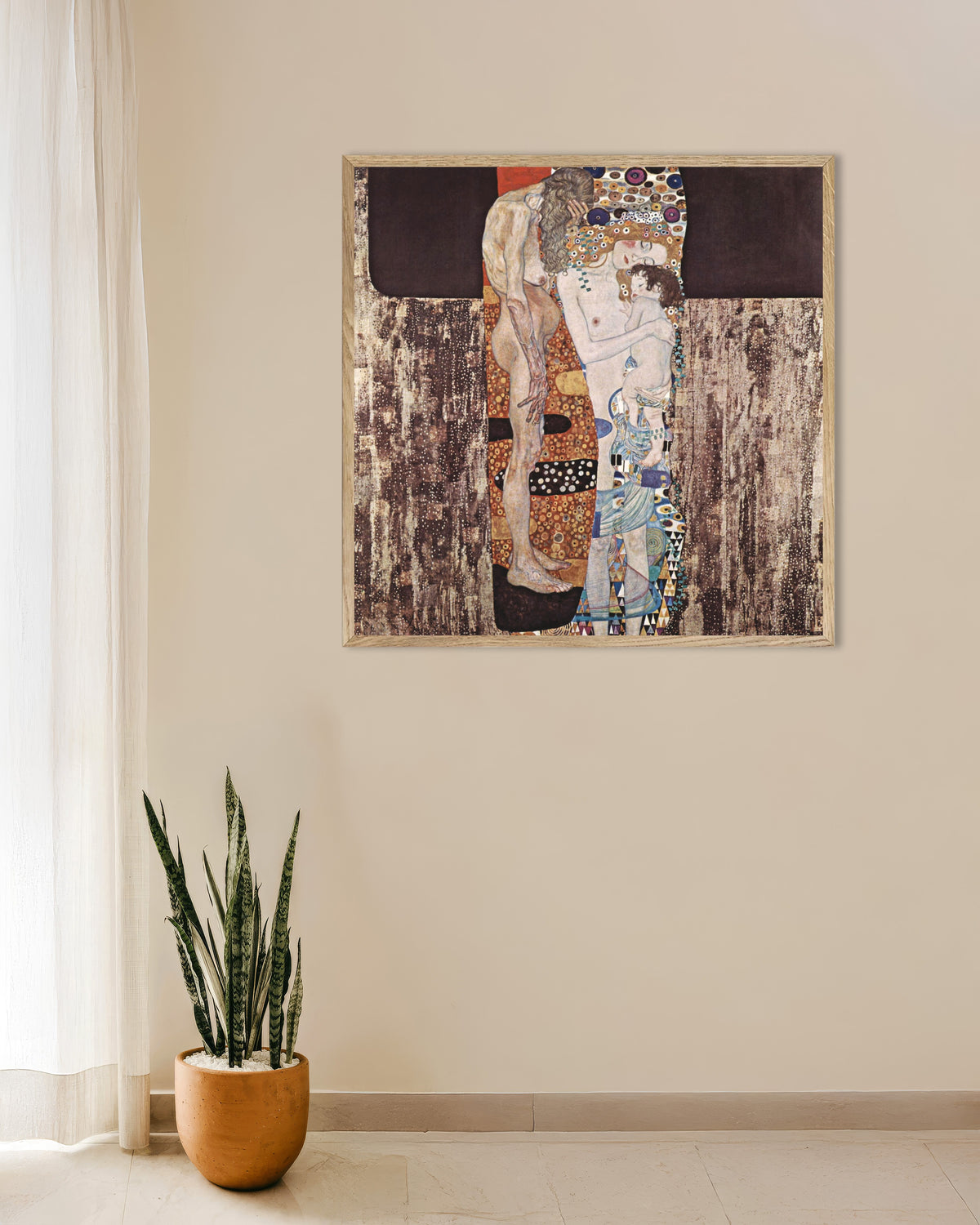 Poster De drie leeftijden van de vrouw (1905) van Gustav Klimt met naturel houten lijst