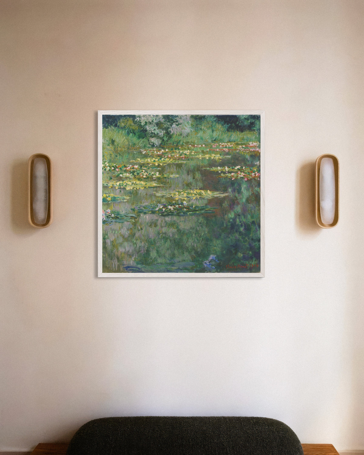 Poster De waterlelievijver (1904) van Claude Monet met witte houten lijst