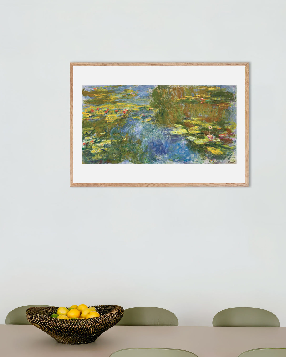 Poster De waterlelievijver (ca. 1917–1919) van Claude Monet met naturel houten lijst