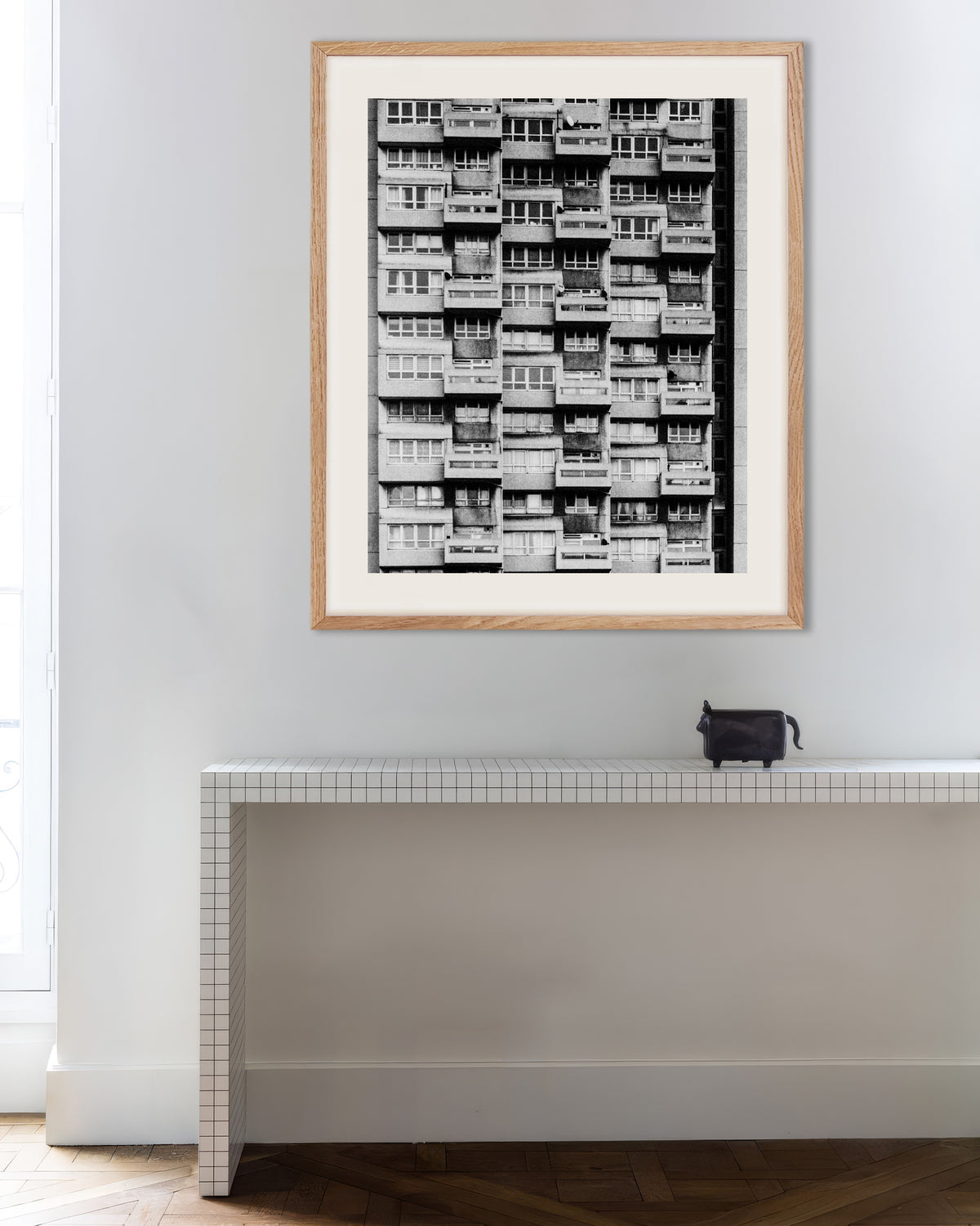Poster ‘Gevel van een flatgebouw met balkons’, met naturel houten lijst