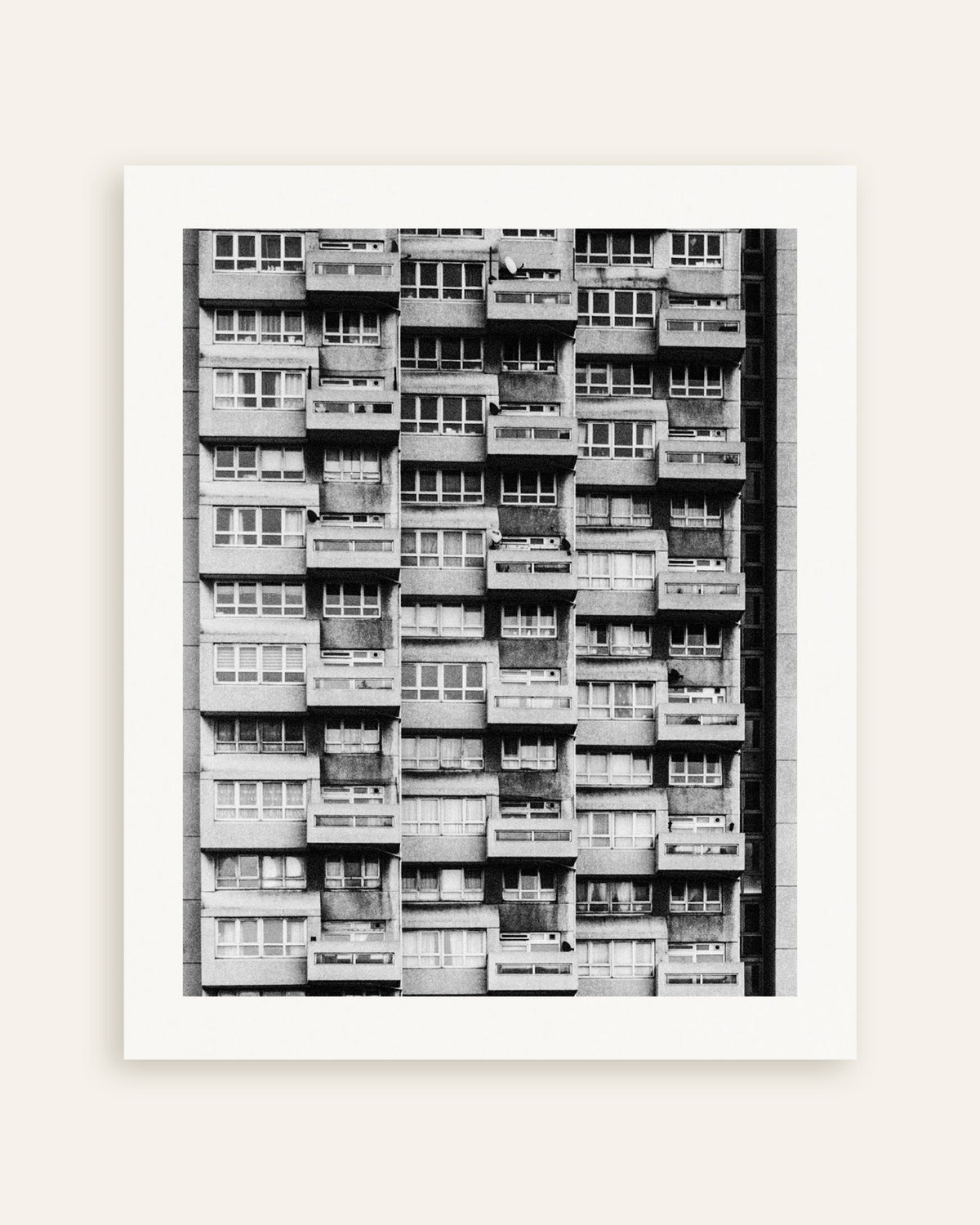 Poster ‘Gevel van een flatgebouw met balkons’, miniatuur