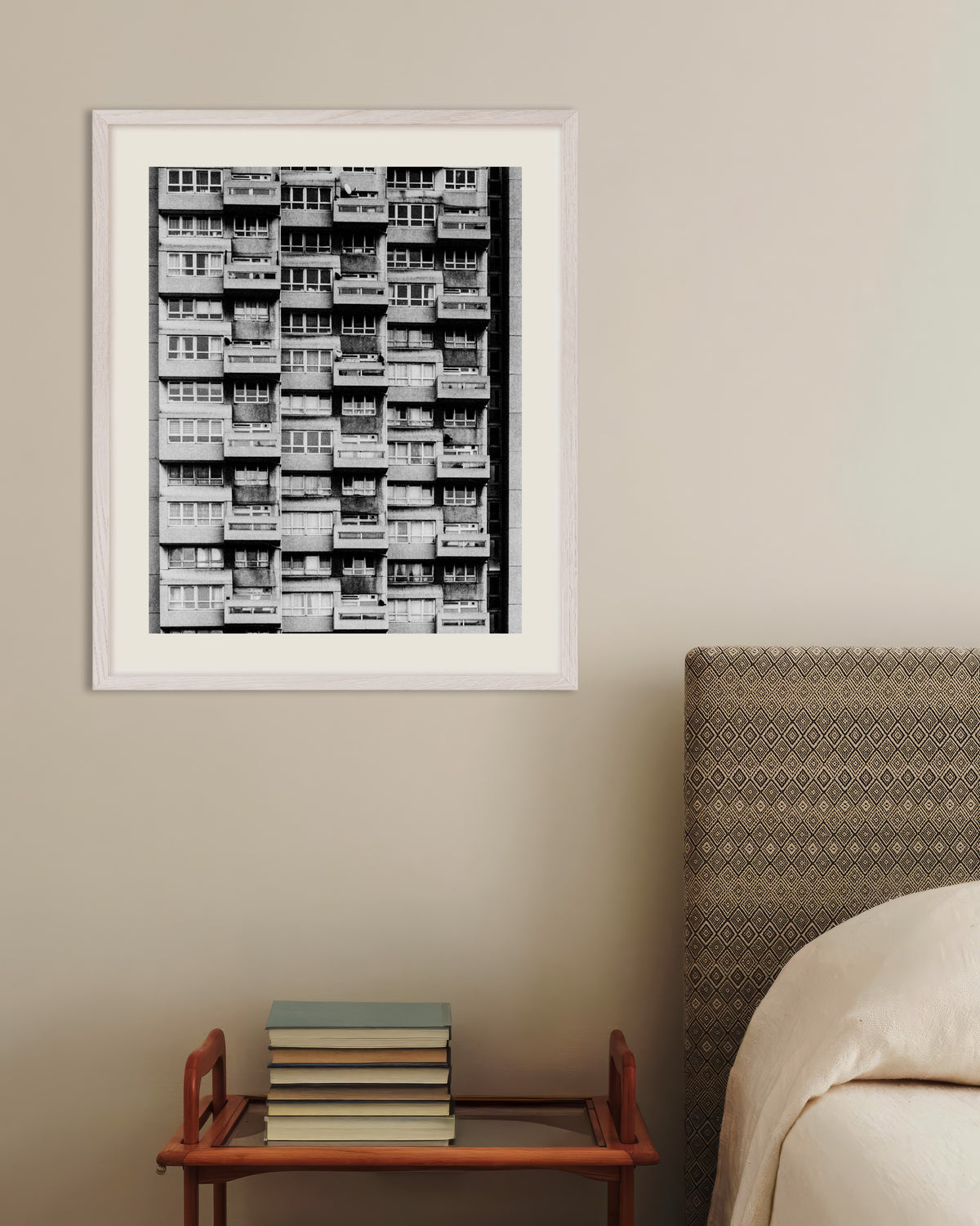 Poster ‘Gevel van een flatgebouw met balkons’, met witte houten lijst