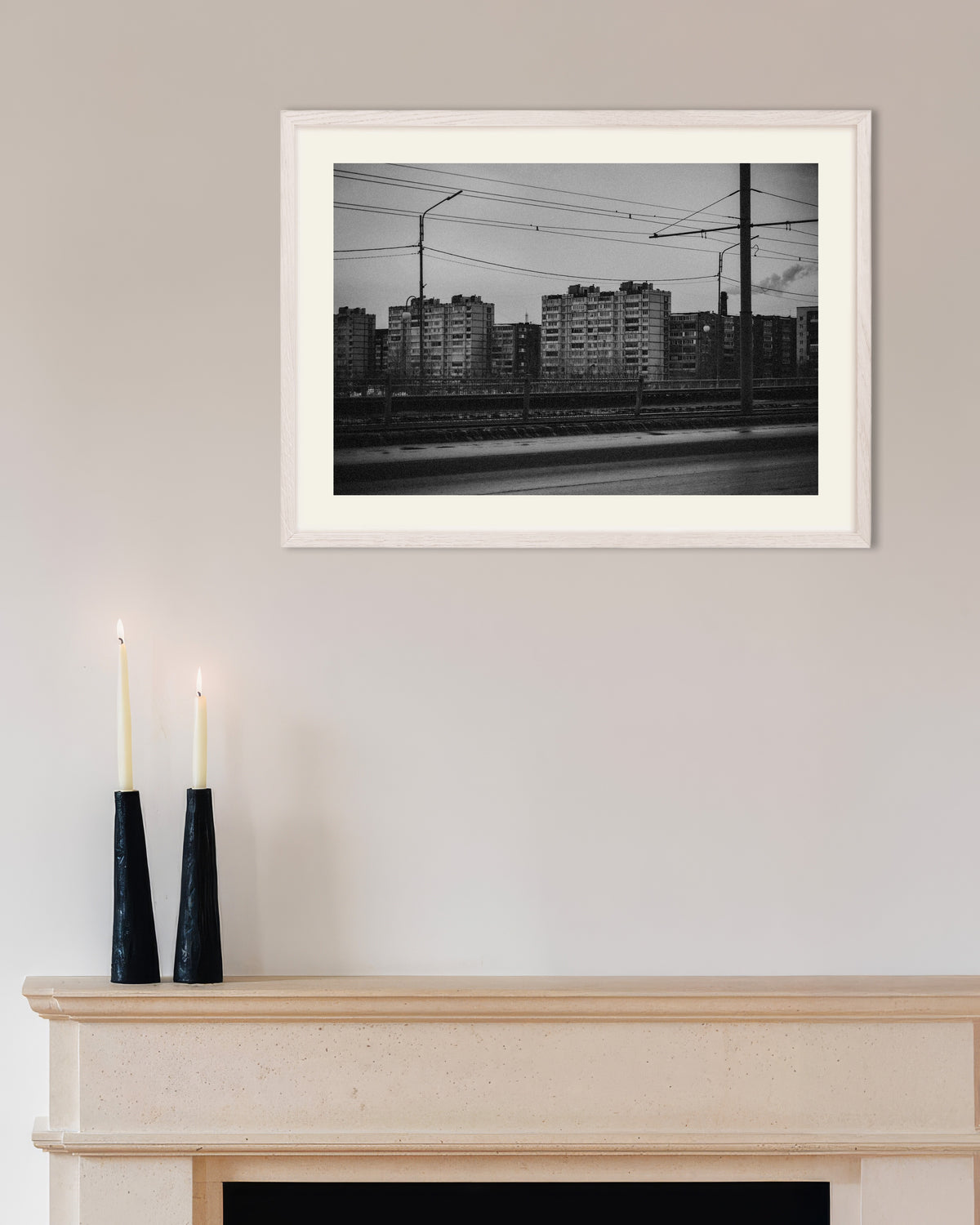 Poster ‘Flatgebouwen achter de tramdraden’, met witte houten lijst