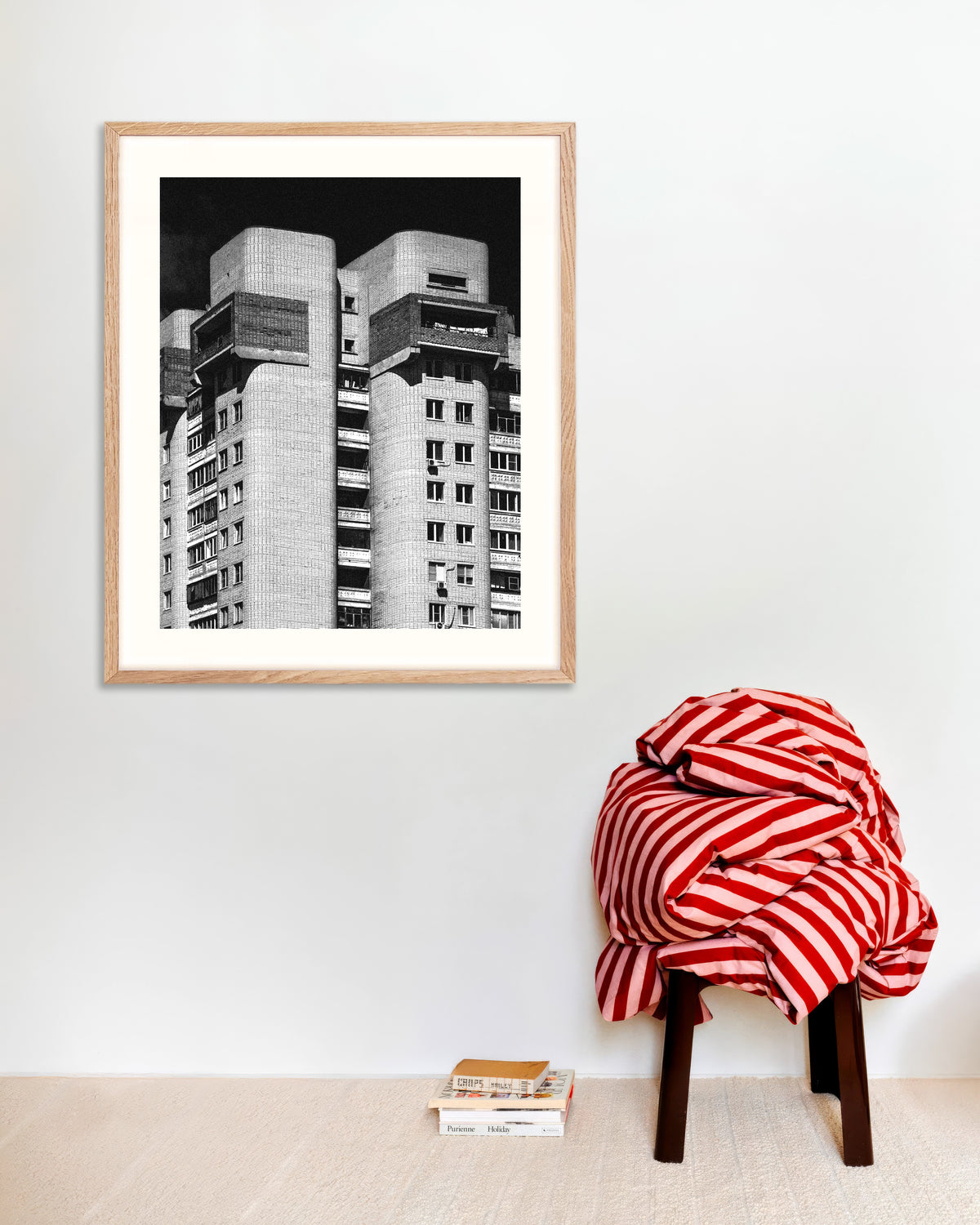 Poster ‘Twee ronde torens bij nacht’, met naturel houten lijst