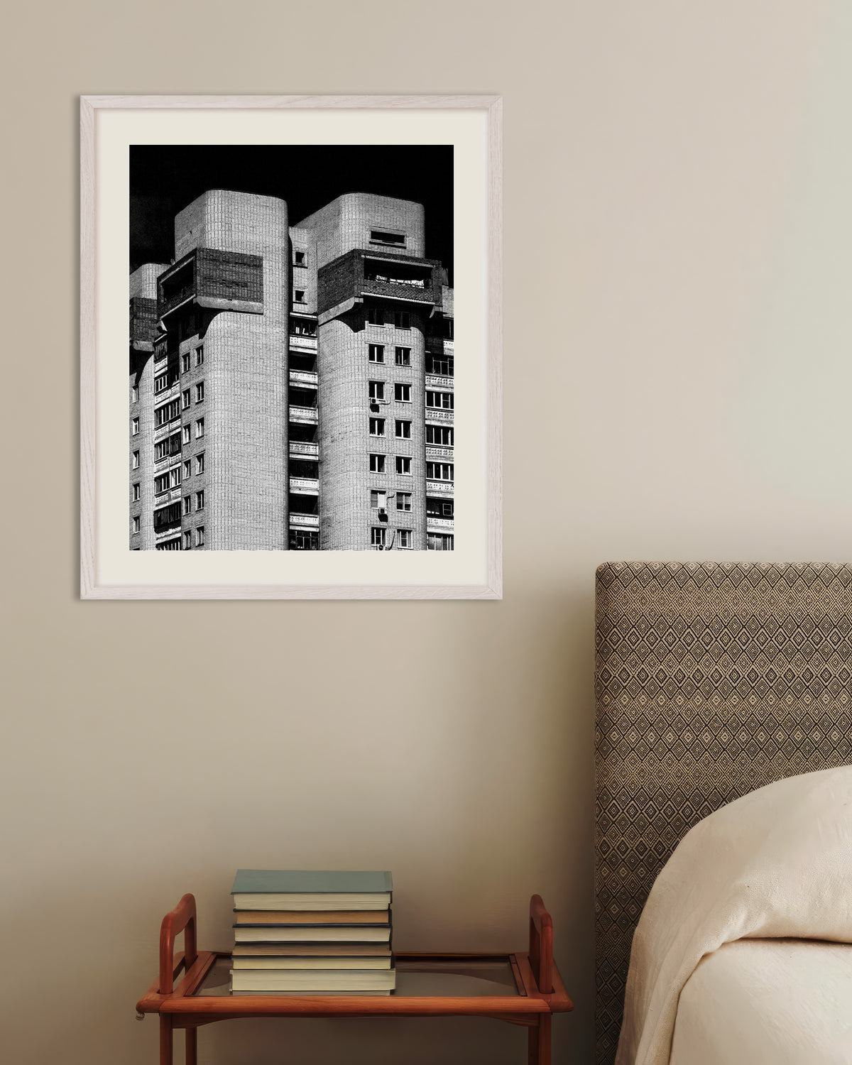 Poster ‘Twee ronde torens bij nacht’, met witte houten lijst