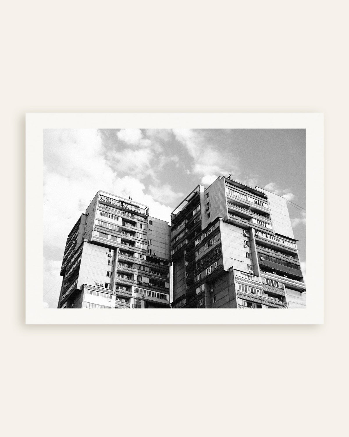 Poster ‘Twee torens in de wolken’, miniatuur