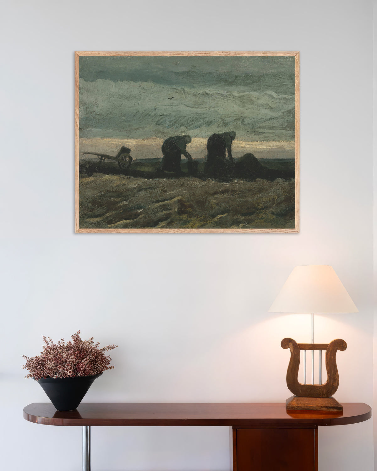 Poster van Twee vrouwen op de heide (1883) van Vincent van Gogh, met naturel houten lijst
