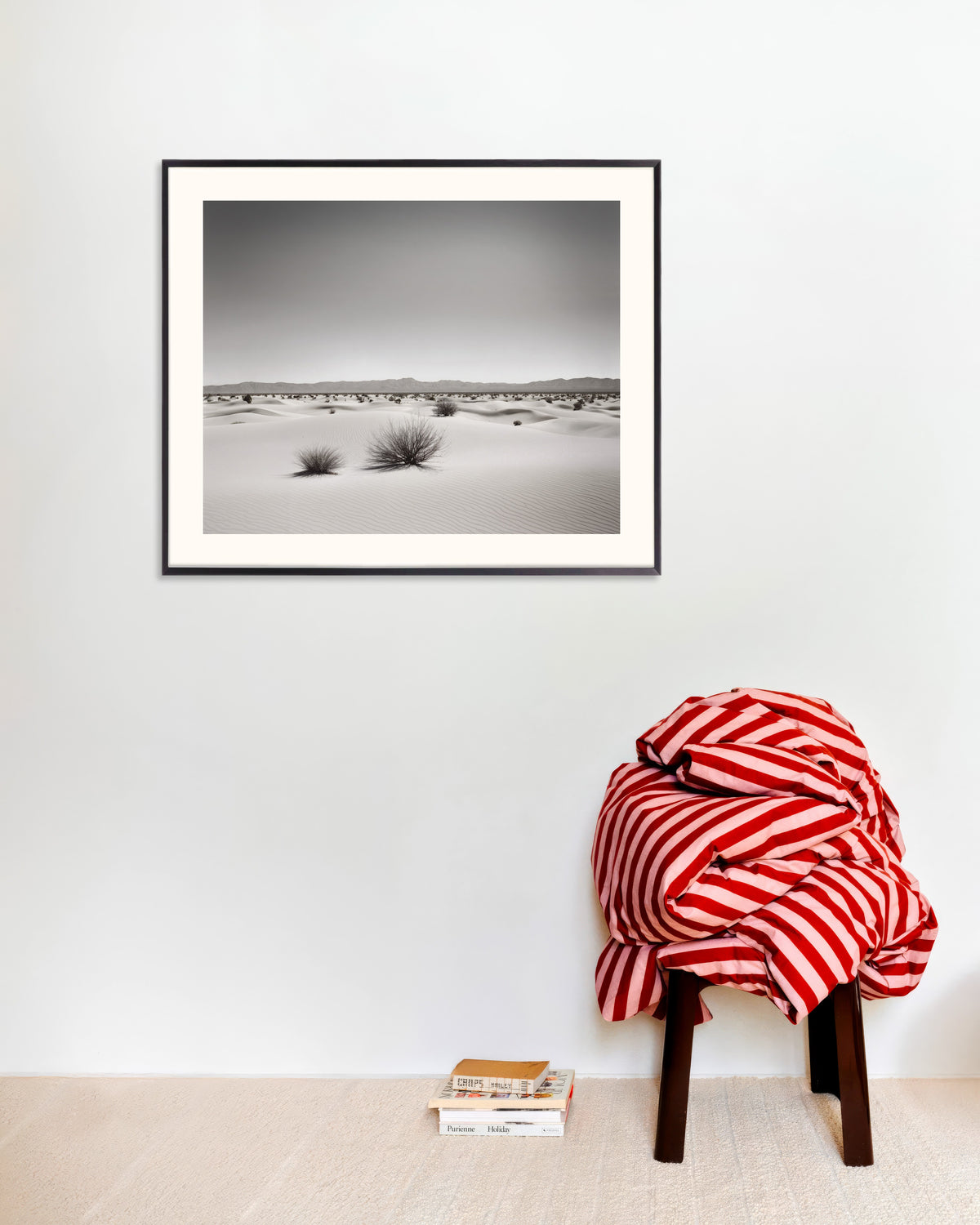 Poster van Stedelijke, abstracte verkenningen in zwart-wit, woestijn, met metalen lijst