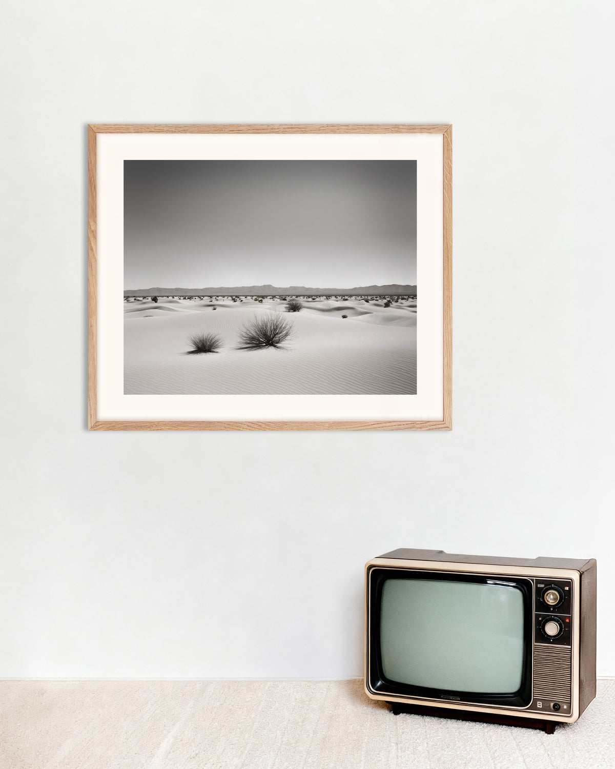 Poster van Stedelijke, abstracte verkenningen in zwart-wit, woestijn, met naturel houten lijst