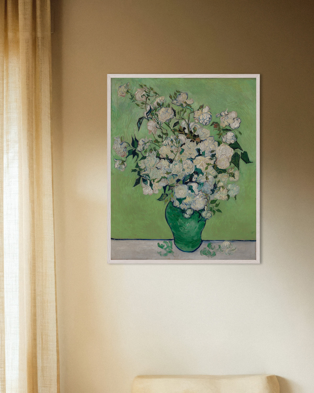 Poster van Vaas met rozen (1890) van Vincent van Gogh, met witte houten lijst
