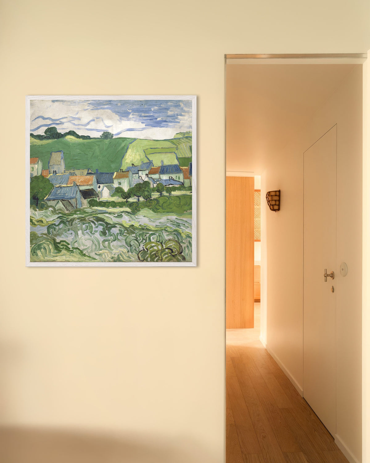 Poster van Uitzicht op Auvers (1890) van Vincent van Gogh, met witte houten lijst