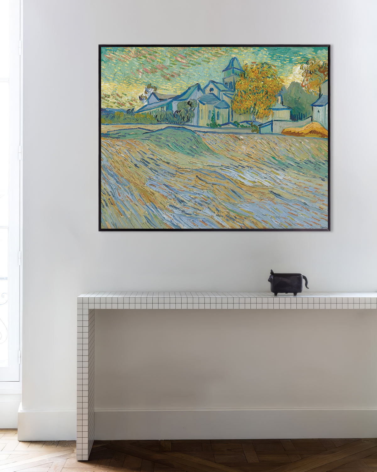 Poster van Uitzicht op het gesticht en de kapel in Saint-Rémy (1889) van Vincent van Gogh, met metalen lijst