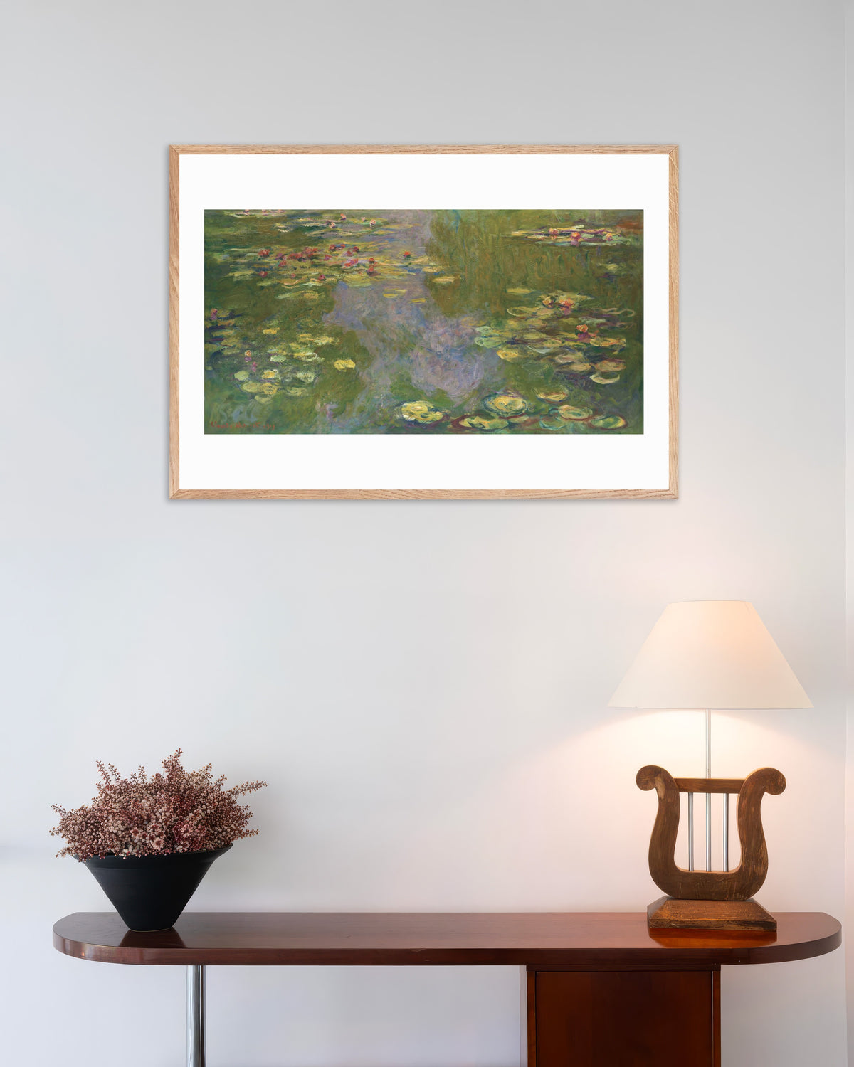 Poster Waterlelies (1919) van Claude Monet met naturel houten lijst