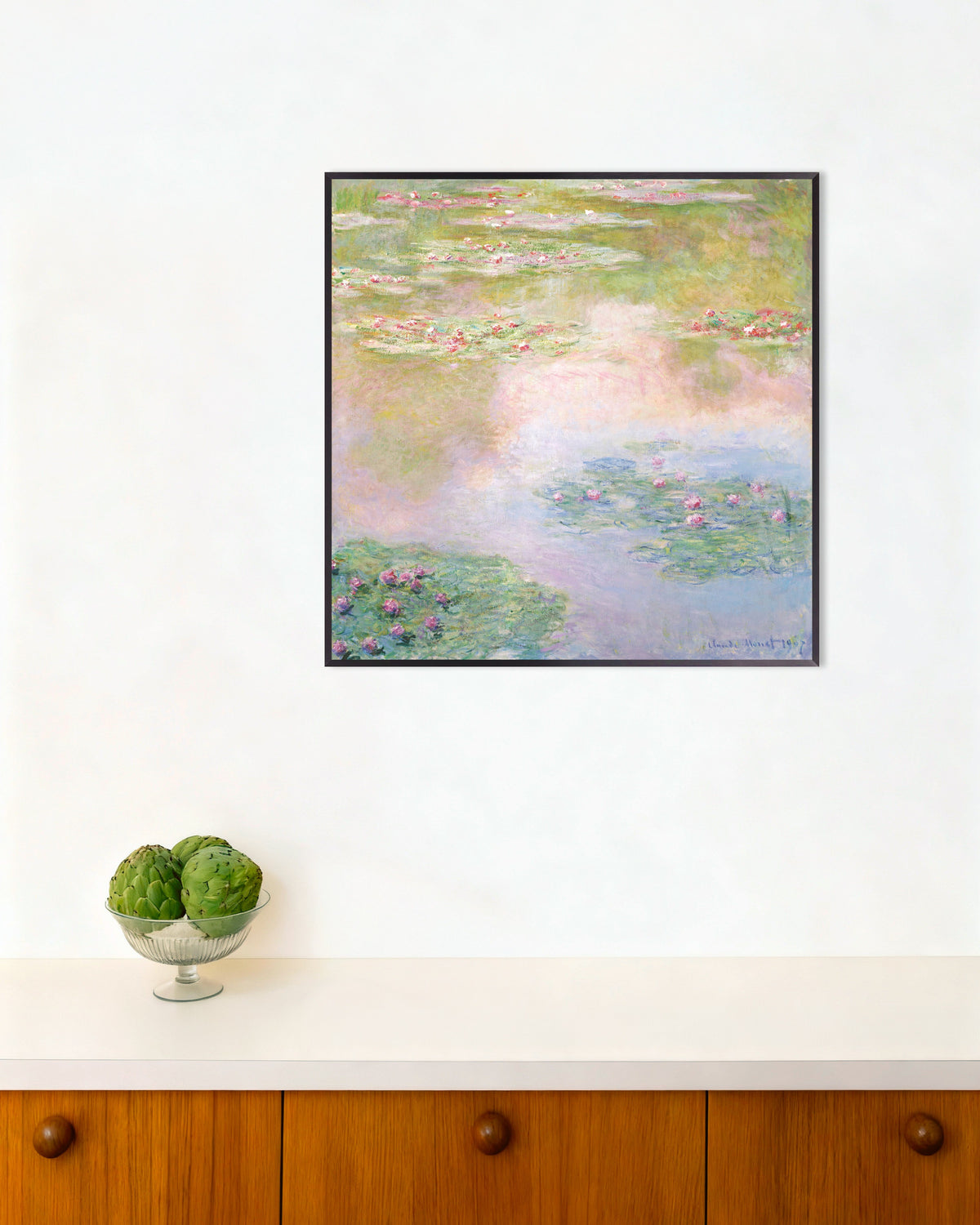 Poster Waterlelies, roze weerspiegelingen (1907) van Claude Monet met metalen lijst