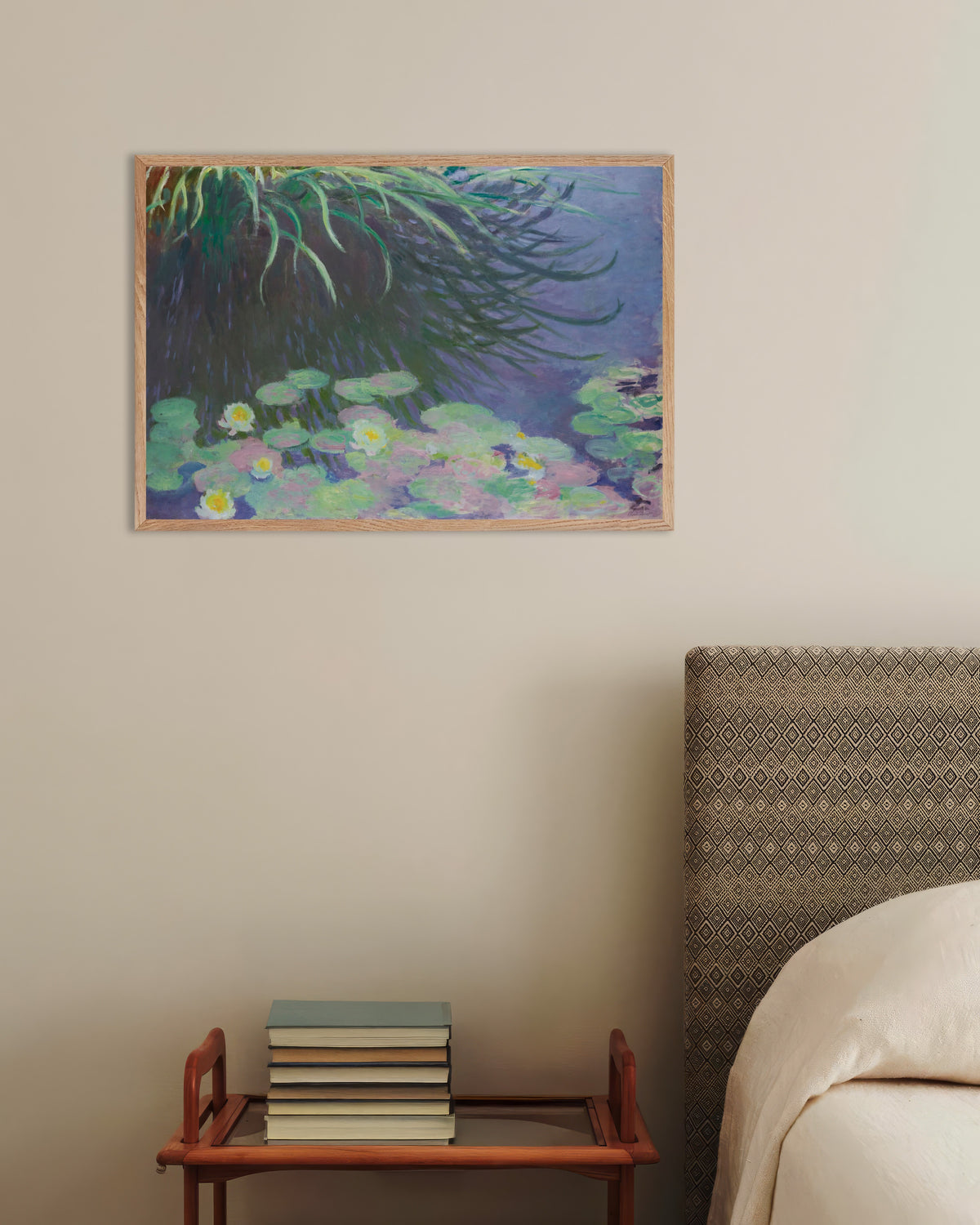 Poster Waterlelies met weerspiegelingen van hoog gras (1914–1917) van Claude Monet met naturel houten lijst