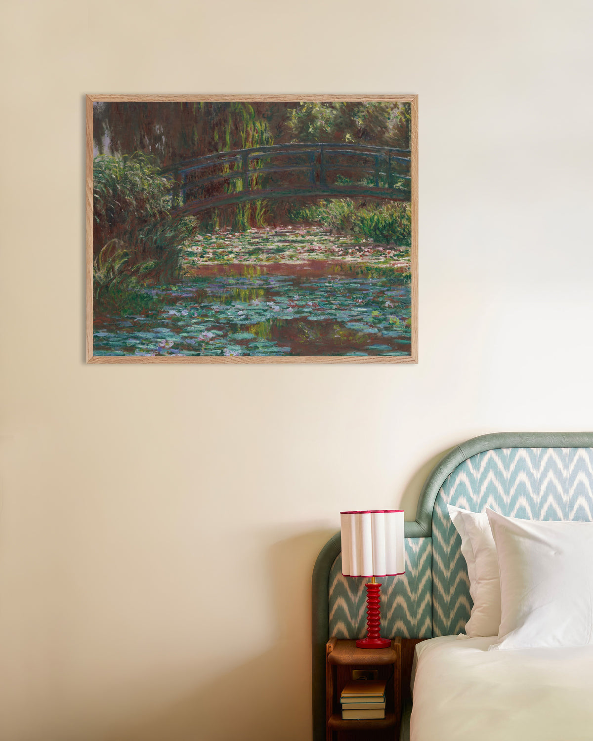 Poster De waterlelievijver (1900) van Claude Monet met naturel houten lijst