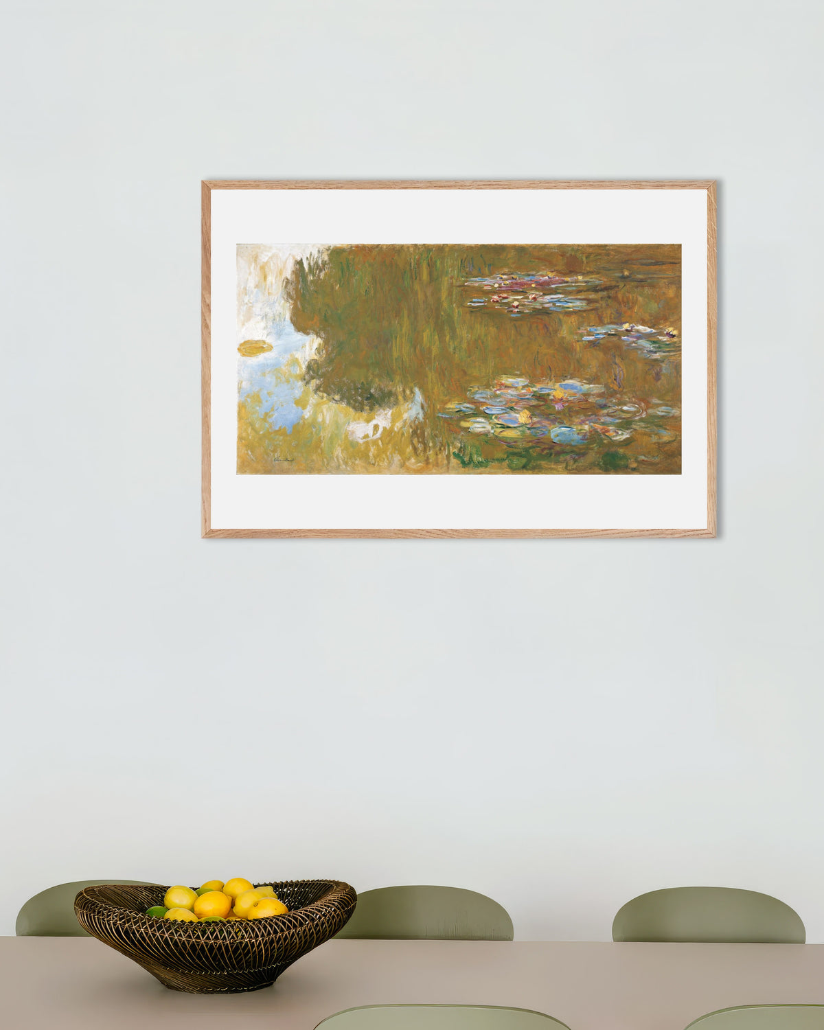 Poster Waterlelievijver met weerspiegelingen van wilgen (ca. 1917–1919) van Claude Monet met naturel houten lijst