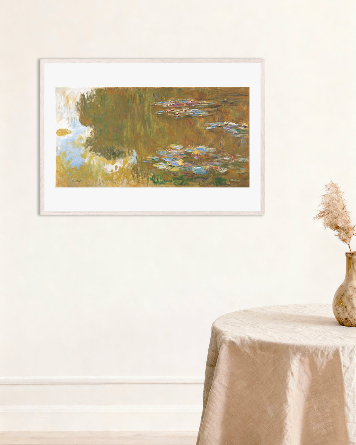Poster Waterlelievijver met weerspiegelingen van wilgen (ca. 1917–1919) van Claude Monet met witte houten lijst