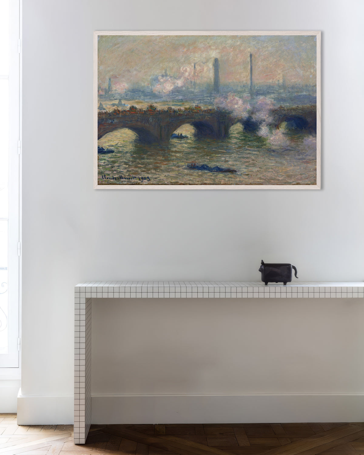 Poster Waterloo Bridge, grijze dag (1903) van Claude Monet met witte houten lijst