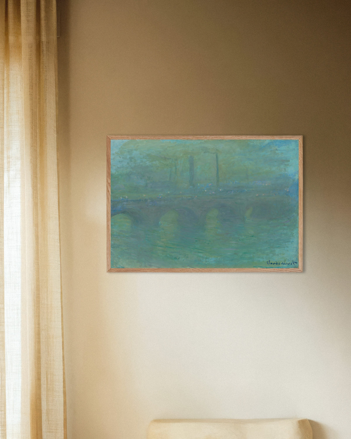 Poster Waterloo Bridge, Londen, bij schemering (1904) van Claude Monet met naturel houten lijst