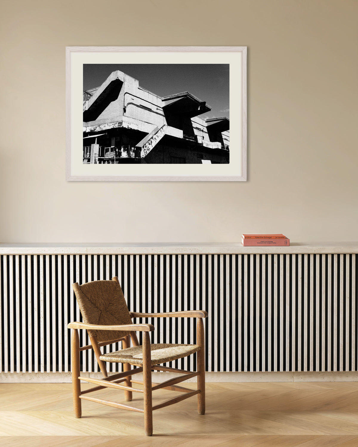 Poster ‘Verweerd betonnen paviljoen’, met witte houten lijst
