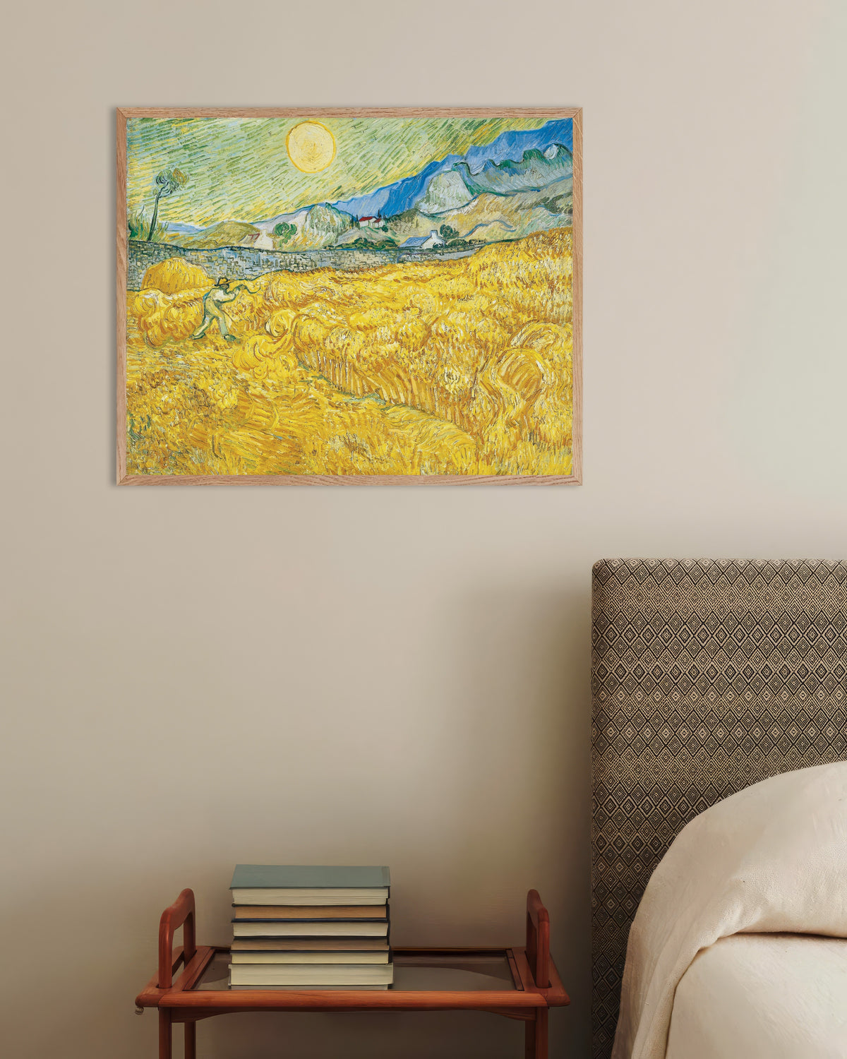 Poster van Korenveld achter het Sint-Paulusziekenhuis met een maaier (1889) van Vincent van Gogh, met naturel houten lijst