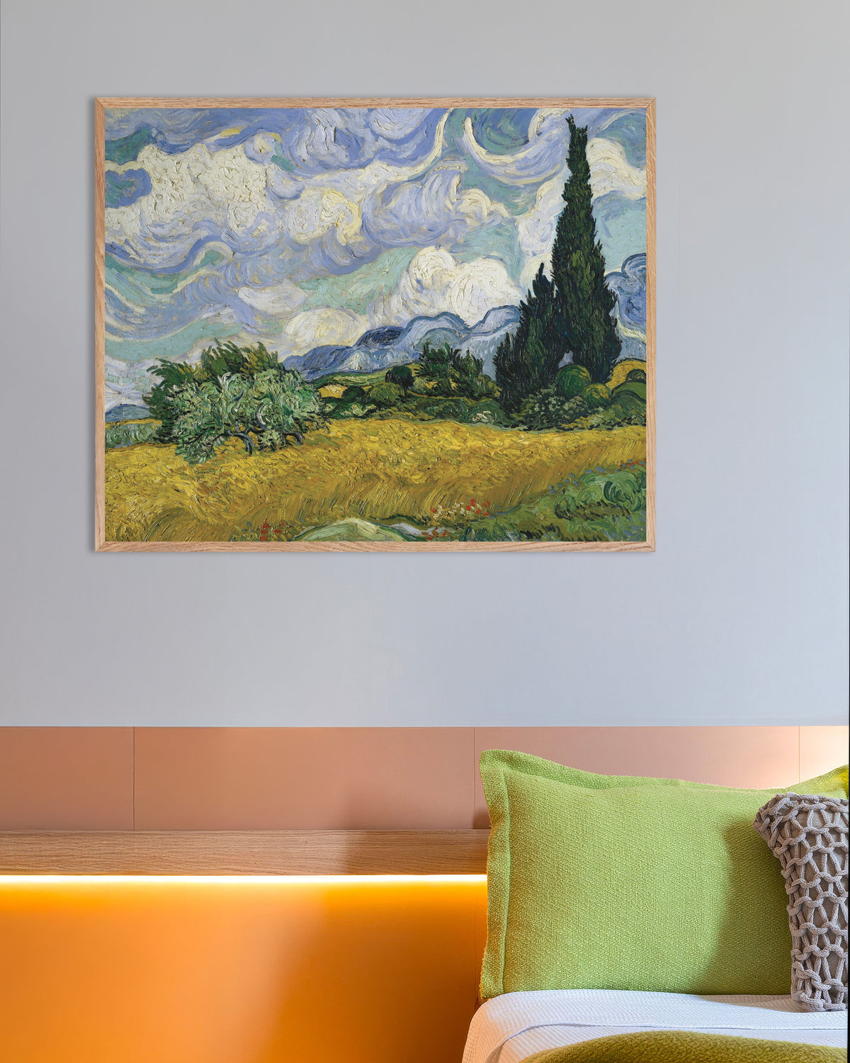 Poster van Korenveld met cipressen (1889) van Vincent van Gogh, met naturel houten lijst