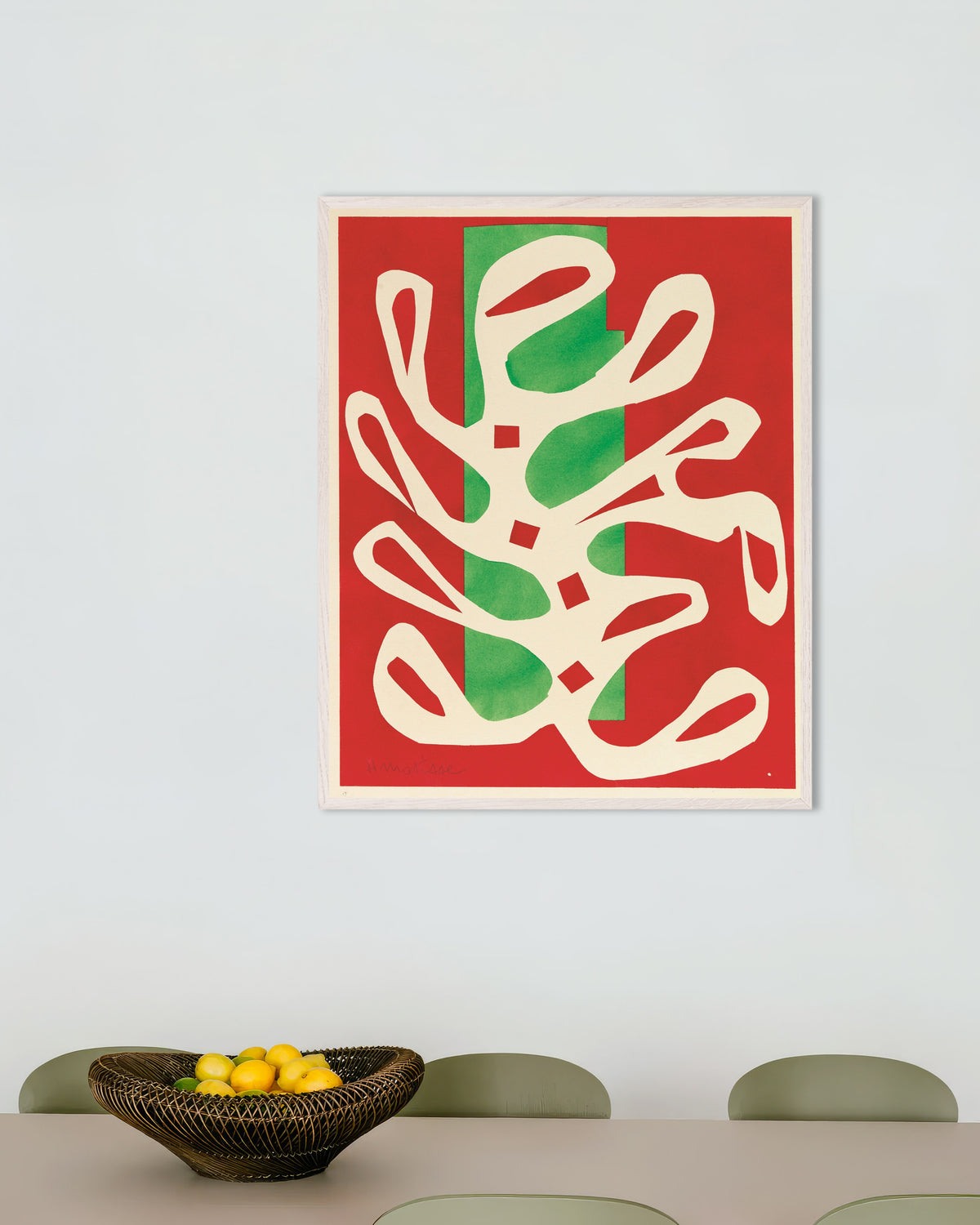 Poster van Witte alg op rode en groene achtergrond (1947) van Henri Matisse, met witte houten lijst