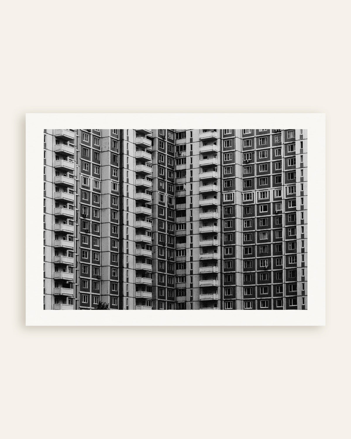 Poster ‘Raamraster van een flatgebouw’, miniatuur