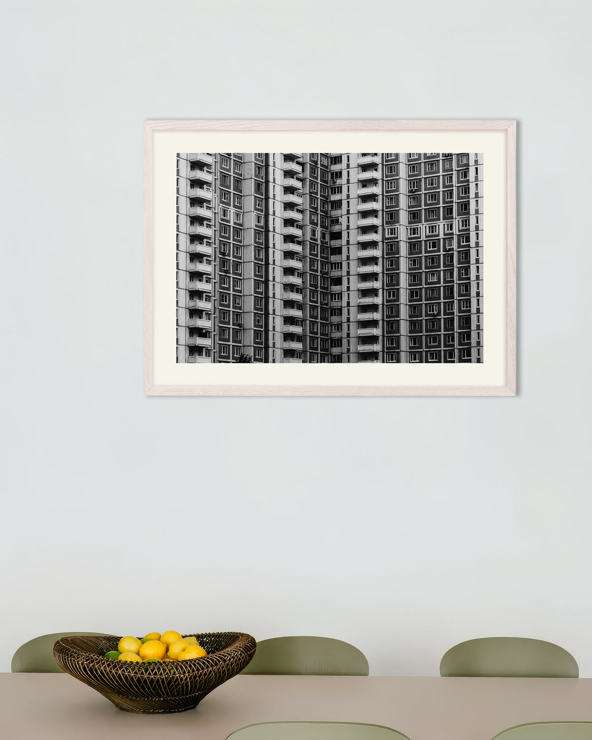 Poster ‘Raamraster van een flatgebouw’, met witte houten lijst