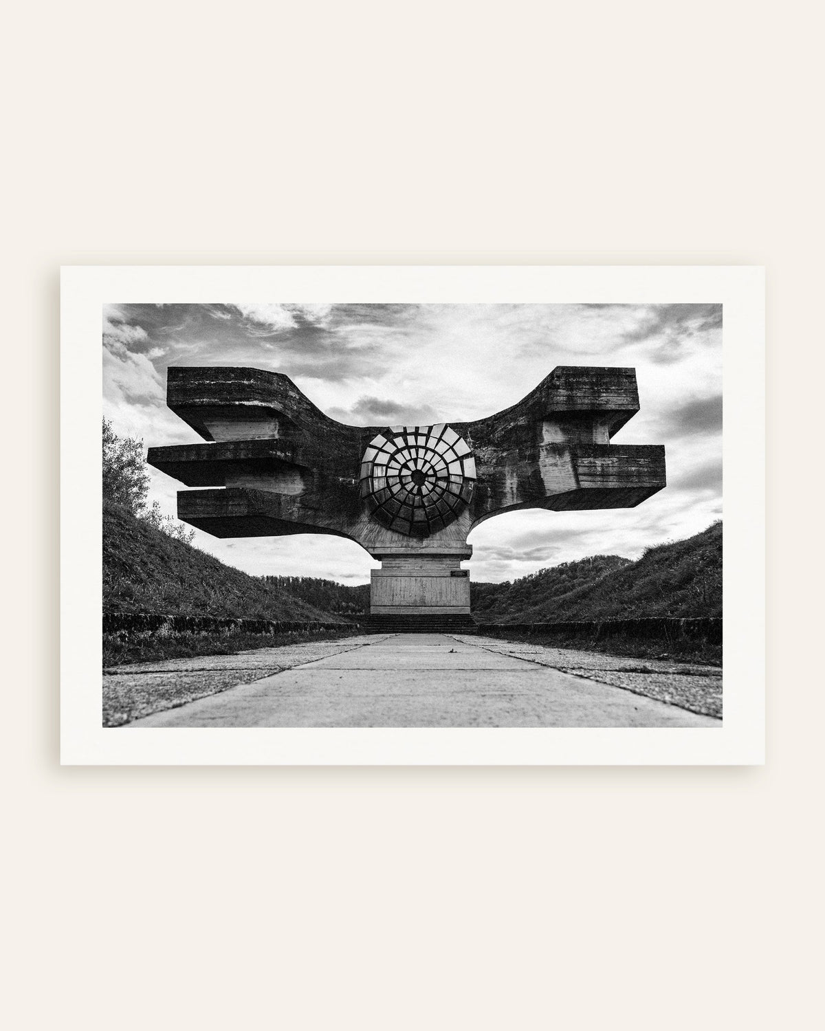 Poster ‘Gevleugeld monument aan het einde van de weg’, miniatuur