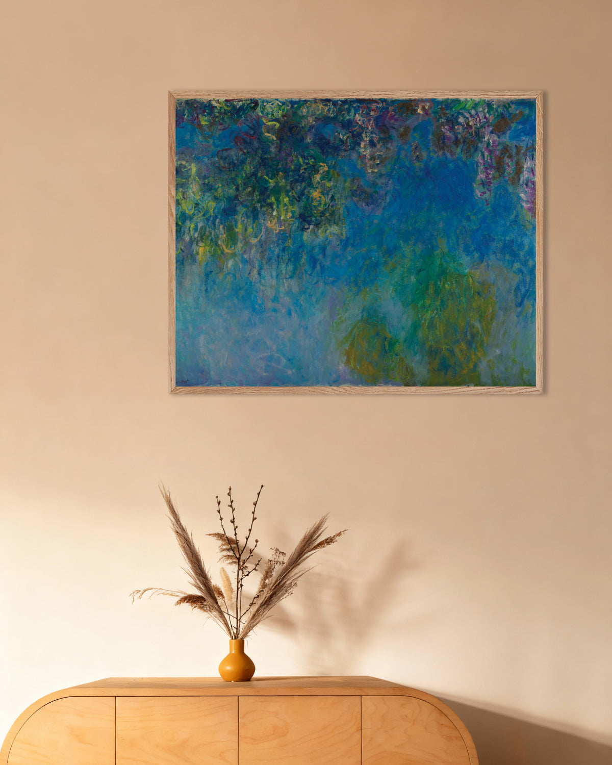 Poster Blauweregen (ca. 1925) van Claude Monet met naturel houten lijst