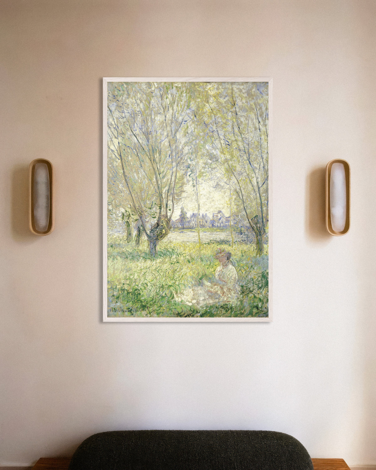 Poster Vrouw zittend onder de wilgen (1880) van Claude Monet met witte houten lijst
