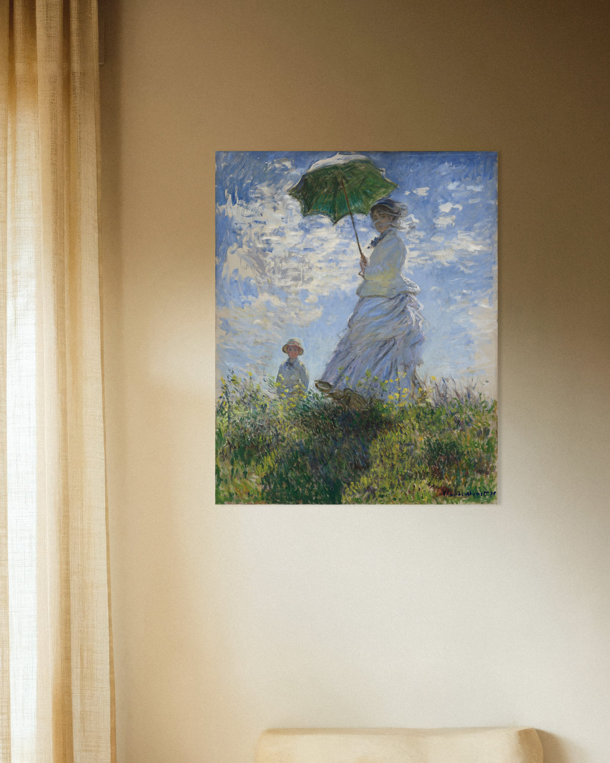 Poster Vrouw met parasol, Madame Monet en haar zoon (1875) van Claude Monet
