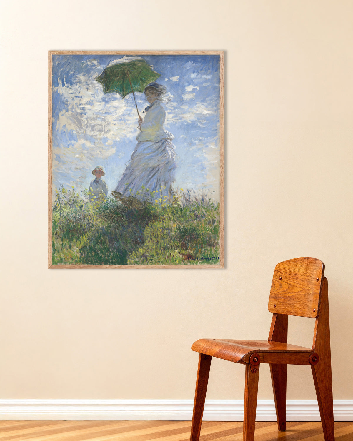 Poster Vrouw met parasol, Madame Monet en haar zoon (1875) van Claude Monet met naturel houten lijst