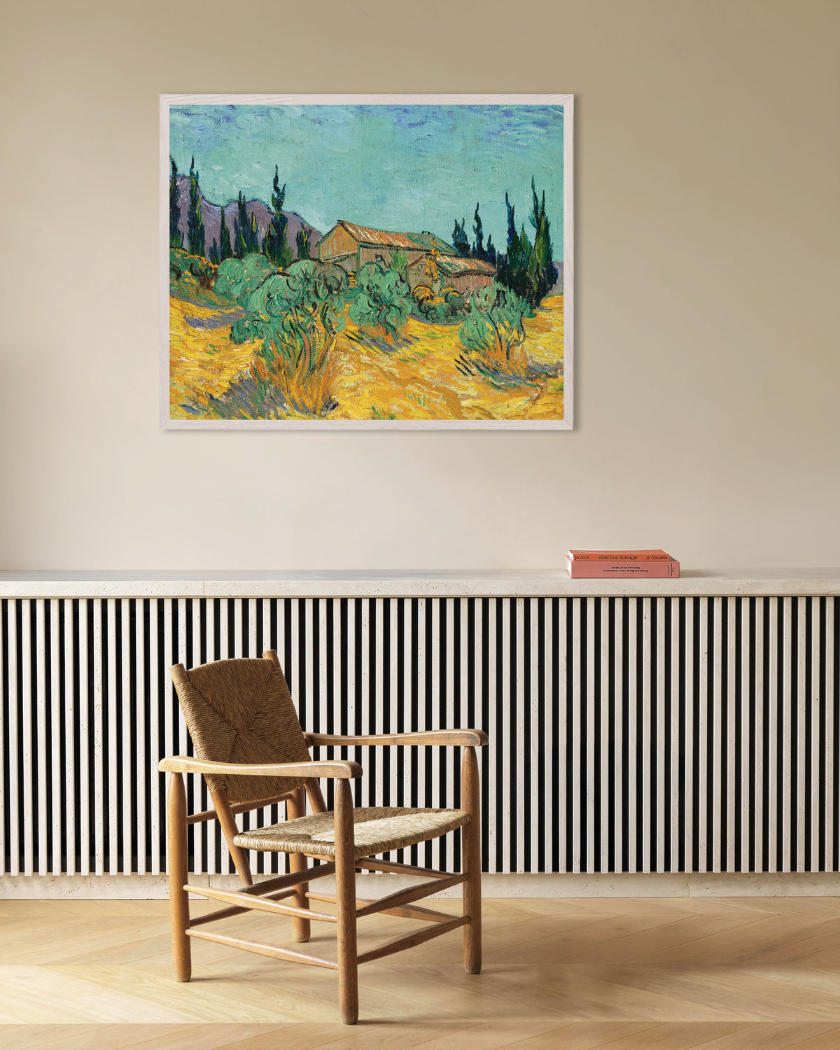 Poster van Houten hutten tussen olijfbomen en cipressen (1889) van Vincent van Gogh, met witte houten lijst